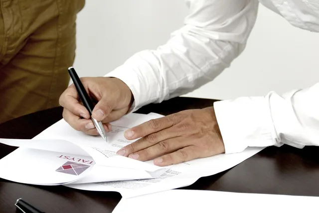 ditta, contratto, persona che firma un documento, ditta, contratto, contratto, contratto, contratto, contratto. Aprire un'attività in Svizzera: adempimenti, costi e registri da consultare